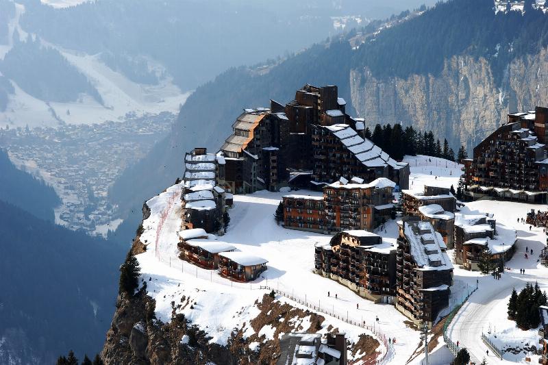 L’harmonie de l’architecture moderne des Arcs avec le paysage alpin enneigé